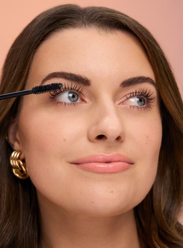 Perfect Strokes Universal Volumizing Mascara - Image 2